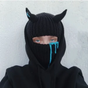 Cagoule Diable Noir en tricot sang bleu