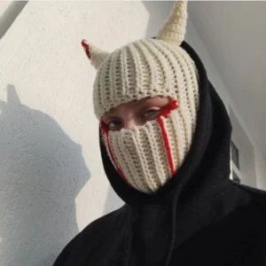 Cagoule Diable Blanc en tricot Sang Rouge